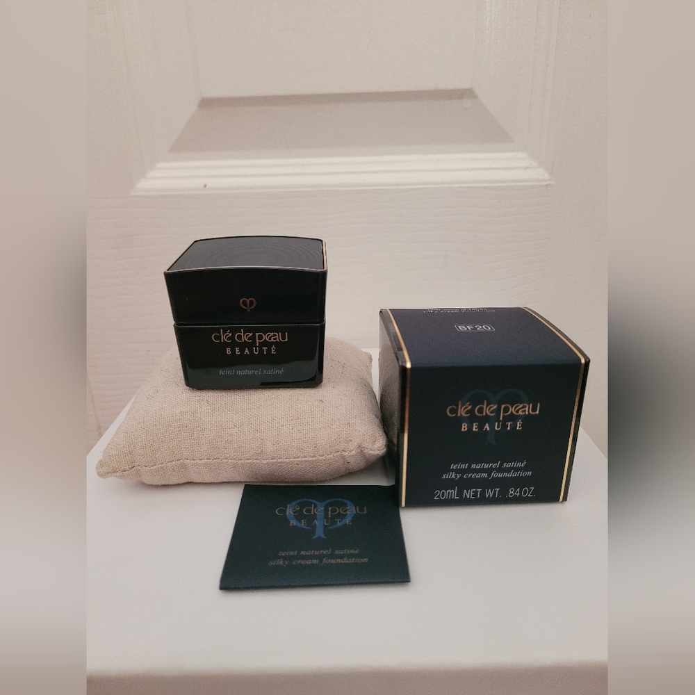 cle' de peau Beaute Silky Cream Foundation BF20
